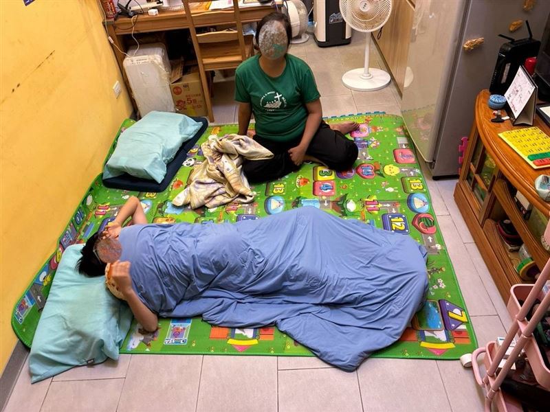 一碗泡麵祖孫吃!苦命阿嬤告親兒搶11歲孫監護權,愛孫說:「只要阿嬤在,我就有家。」這9個字讓阿嬤淚流滿面、逼哭全網。(圖/翻攝自《愛的延續》公益協會臉書)