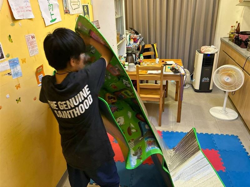 一碗泡麵祖孫吃!苦命阿嬤告親兒搶11歲孫監護權,愛孫說:「只要阿嬤在,我就有家。」這9個字讓阿嬤淚流滿面、逼哭全網。(圖/翻攝自《愛的延續》公益協會臉書)