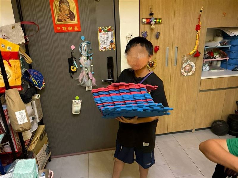 一碗泡麵祖孫吃!苦命阿嬤告親兒搶11歲孫監護權,愛孫說:「只要阿嬤在,我就有家。」這9個字讓阿嬤淚流滿面、逼哭全網。(圖/翻攝自《愛的延續》公益協會臉書)