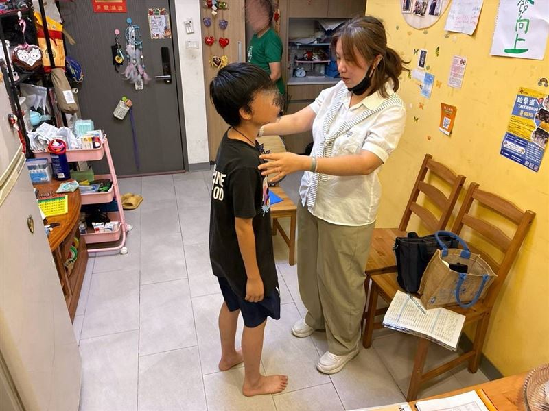 一碗泡麵祖孫吃!苦命阿嬤告親兒搶11歲孫監護權,愛孫說:「只要阿嬤在,我就有家。」這9個字讓阿嬤淚流滿面、逼哭全網。(圖/翻攝自《愛的延續》公益協會臉書)