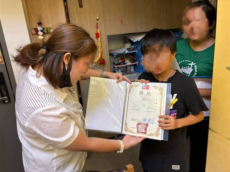 一碗泡麵祖孫吃!苦命阿嬤告親兒搶11歲孫監護權,愛孫說:「只要阿嬤在,我就有家。」這9個字讓阿嬤淚流滿面、逼哭全網。(圖/翻攝自《愛的延續》公益協會臉書)