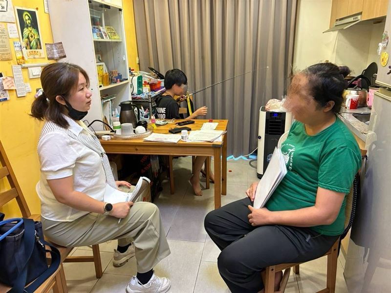 一碗泡麵祖孫吃!苦命阿嬤告親兒搶11歲孫監護權,愛孫說:「只要阿嬤在,我就有家。」這9個字讓阿嬤淚流滿面、逼哭全網。(圖/翻攝自《愛的延續》公益協會臉書)