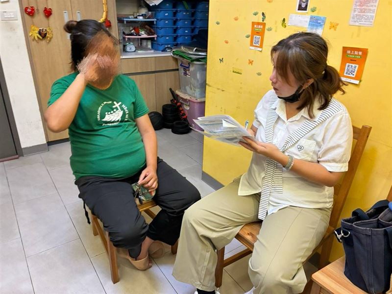 一碗泡麵祖孫吃!苦命阿嬤告親兒搶11歲孫監護權,愛孫說:「只要阿嬤在,我就有家。」這9個字讓阿嬤淚流滿面、逼哭全網。(圖/翻攝自《愛的延續》公益協會臉書)