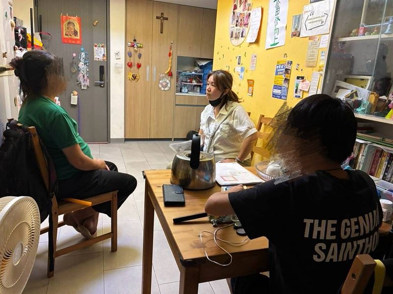 一碗泡麵祖孫吃!苦命阿嬤告親兒搶11歲孫監護權,愛孫說:「只要阿嬤在,我就有家。」這9個字讓阿嬤淚流滿面、逼哭全網。(圖/翻攝自《愛的延續》公益協會臉書)