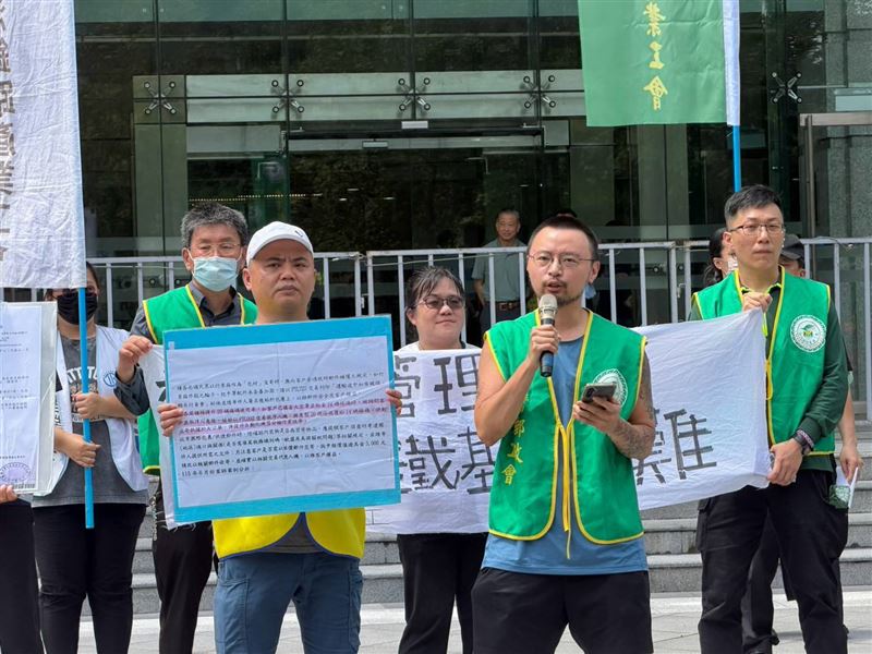 台灣郵政產業工會表示,中華郵政人力持續精簡,外勤人員普遍採取群組化及扛區段的作業方式,不僅可能影響用郵服務品質,也讓員工長時間暴露在高溫日曬環境(圖/台灣郵政產業工會提供)