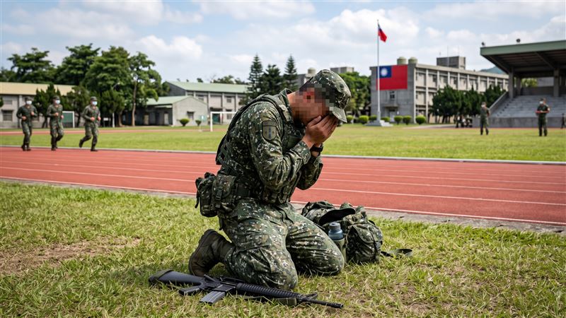 爸爸代替兒子簽收教召令,並在報到前18天前就通知他要前往報到,但仍在指定時間內沒有前往教育召集,被依法送辦。(示意圖/AI製圖)
