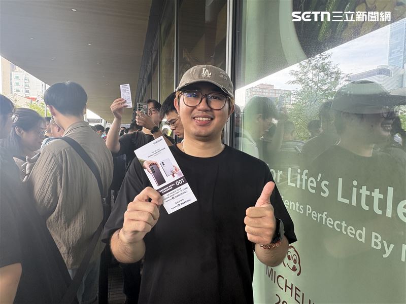 鄭先生分享,自己目前使用的舊機已用了兩年,不過這次換機並非為了自用,而是要送給家人。鄭先生坦言自己本身是iPhone用戶,但家人對品牌並無特別堅持,加上原本就習慣安卓系統,因此這次便鎖定安卓陣營機種。(圖/記者王文承攝影)