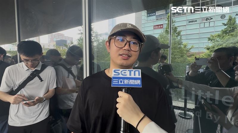搶得頭香的鄭先生,是為了替女友爭取韓國女團IVE演唱會門票,加上相中新機的大螢幕設計,覺得這樣的規格更貼合長輩使用習慣,才特地排隊搶購Galaxy Z Fold8,打算做為生日禮物送給家中長輩。(圖/記者王文承攝影)
