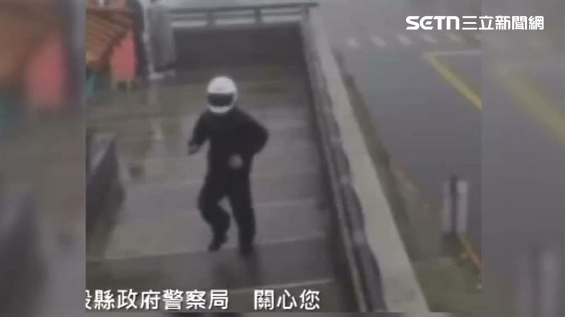 武嶺鏡頭君成最佳舞台 安全帽男忘情尬舞
