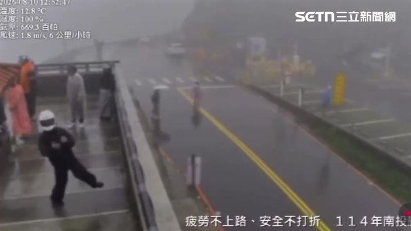 南投合歡山武嶺是旅遊的熱門景點,除了美麗風景,這個「鏡頭君」也成了民眾上山的另類打卡,一名男子戴著安全帽在鏡頭前大秀舞蹈