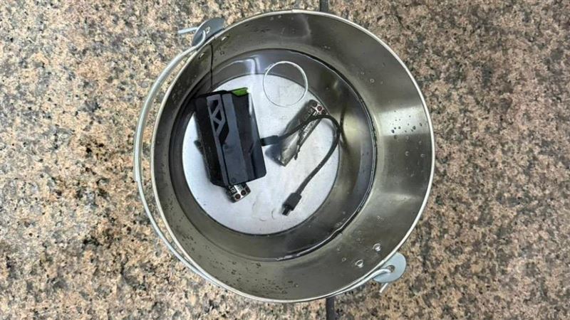 行動電源自燃冒煙。(圖/翻攝畫面)