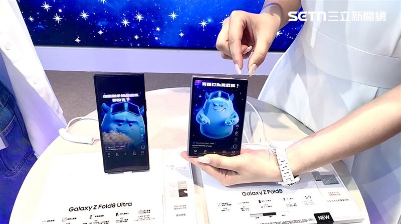 現場工作人員說明,Galaxy Z Fold8(右)與Fold8 Ultra(左)之間最直接的差別,就在於機身尺寸不同。攤開機身比較,Fold8 Ultra螢幕為6.5吋,Z Fold8則是5.5吋,其中5.5吋機型這次特別採用黃金比例設計,螢幕比例拉高到16:10。(圖/記者王文承攝影)