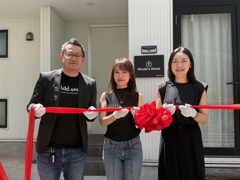 Nicole’s Home歡喜開幕! 蕭彤雯(中)與WHO’s HOME創辦人呂元鐘(左)及日日居床墊創辦人Zoe(右)共同剪綵,現場喜氣十足!(圖/蕭彤雯提供)