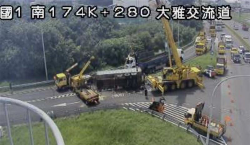 大貨車失控翻覆,大量砂石與泥土傾倒而出。(圖/翻攝畫面)
