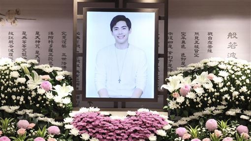 王凱帥氣遺照選這張　演藝圈大咖都到了