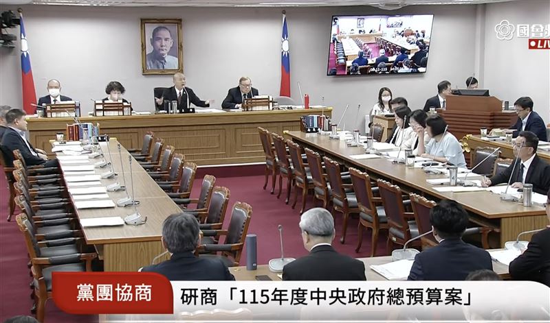 韓國瑜向林沛祥表示,現在跟傅崐萁說他有三個選擇,一是本人到場、二是人不來,授權給林沛祥、三則是辭掉總召,「總召不幹了不是比較輕鬆?哪有這樣子做咧?君子務本的本是什麼?」(圖/翻攝自國會頻道)