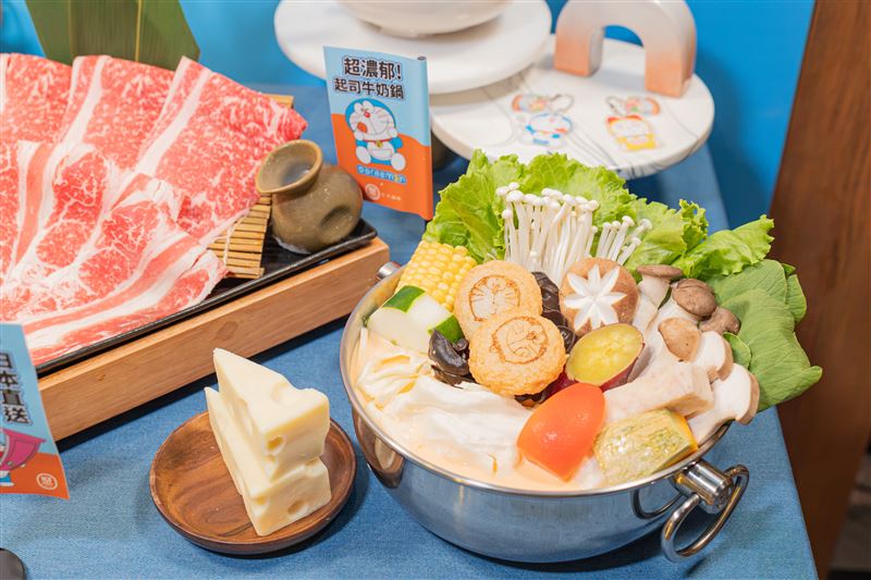 聚 日式鍋物將招牌牛奶鍋華麗升級為「超濃郁!起司牛奶湯」,還有哆啦A夢魚餅限期開吃。(圖/王品集團提供)