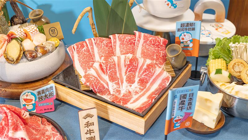 哆啦A夢魚餅、藍色霜淇淋!穿圍兜兜吃鍋