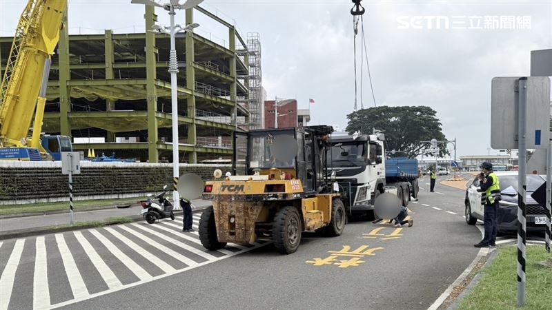 78歲連姓女子連人帶車遭捲入車底,警方急中生智,協調一旁工地吊車及堆高機把車體抬高,將人拖出送醫。(圖/翻攝畫面)
