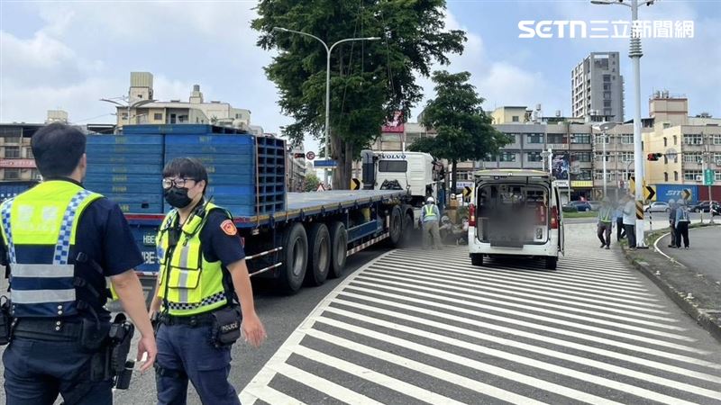 工人第一時間放下手邊工作,加入救援行列,畫面令人動容。(圖/翻攝畫面)