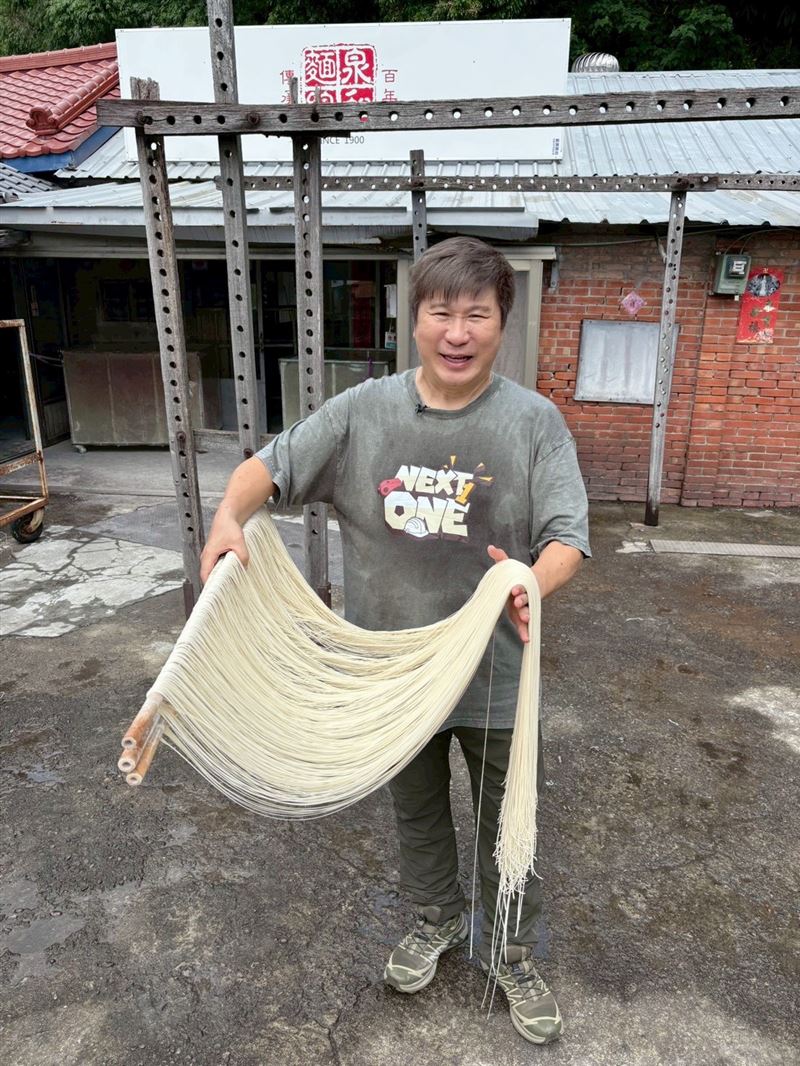胡瓜透露自己從小家裡做麵條,每天凌晨三、四點就要起床幫忙製麵。(圖/《下面一位》提供)