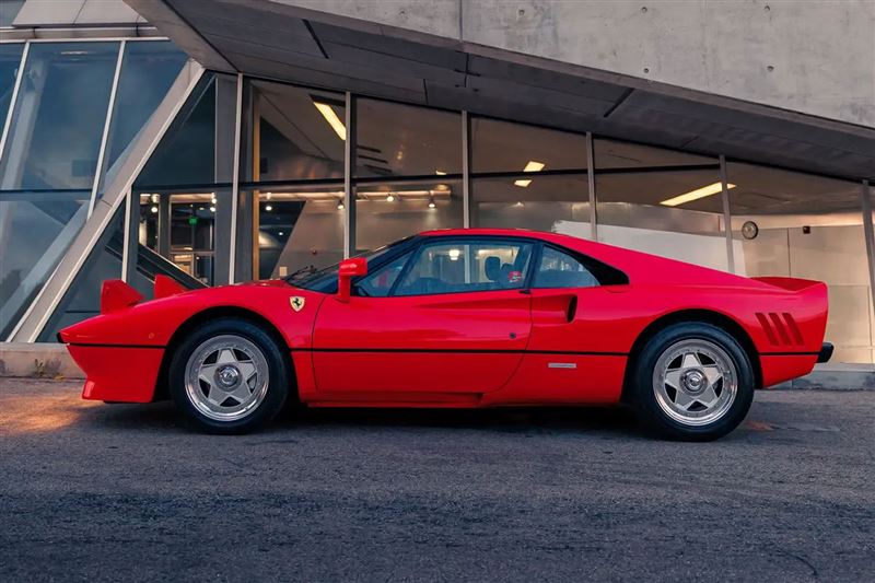 288 GTO披著經典Rosso Corsa紅色車身。(圖/翻攝RM Sotheby’s網站)