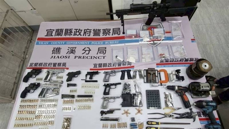 警方查獲多把槍枝、子彈及毒品。(圖/翻攝畫面)