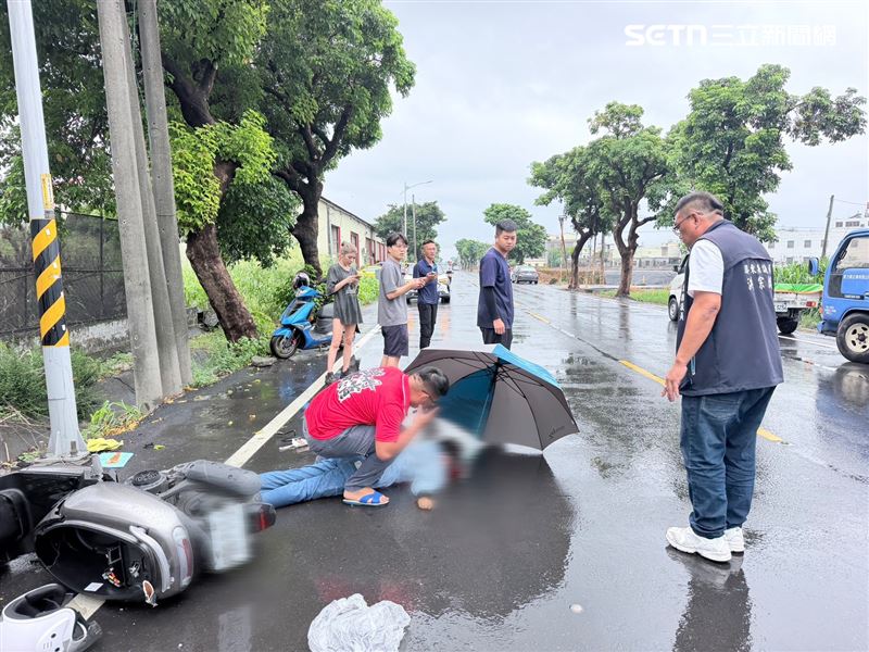 議員洪宗麒直擊自撞車禍,與義消不顧大雨滂沱,下車協助救援並撥打119。(圖/翻攝畫面)