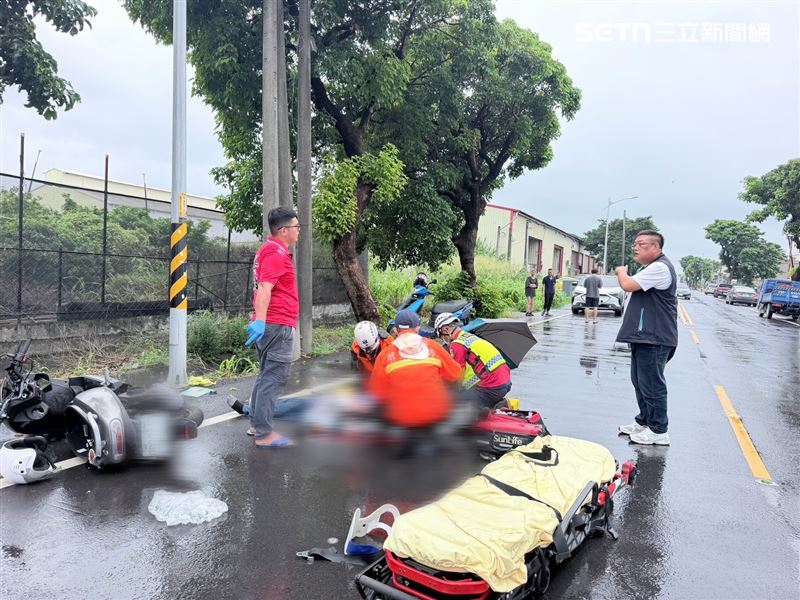 19歲吳姓女大生自撞電桿後倒臥血泊中,目前仍在醫院救治。(圖/翻攝畫面)
