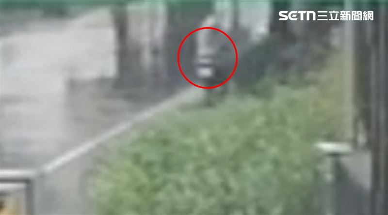 監視器畫面拍下當時下著滂沱大雨,女學生騎機車自撞電線桿。(圖/翻攝畫面)