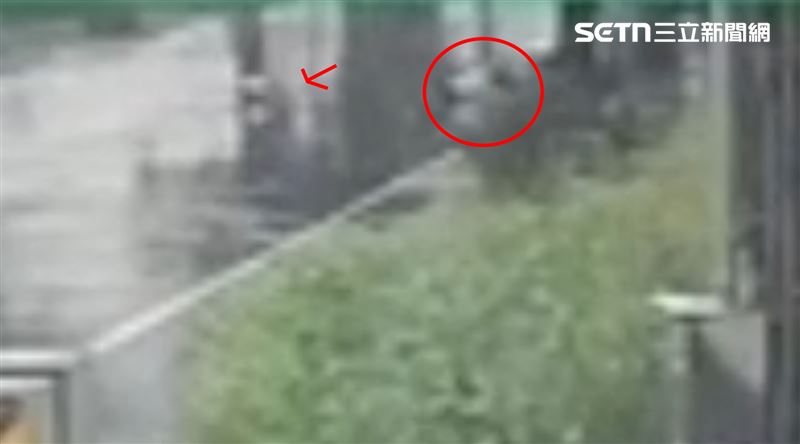 女大生安全帽因為強大撞擊力道噴飛滾落路旁。(圖/翻攝畫面)