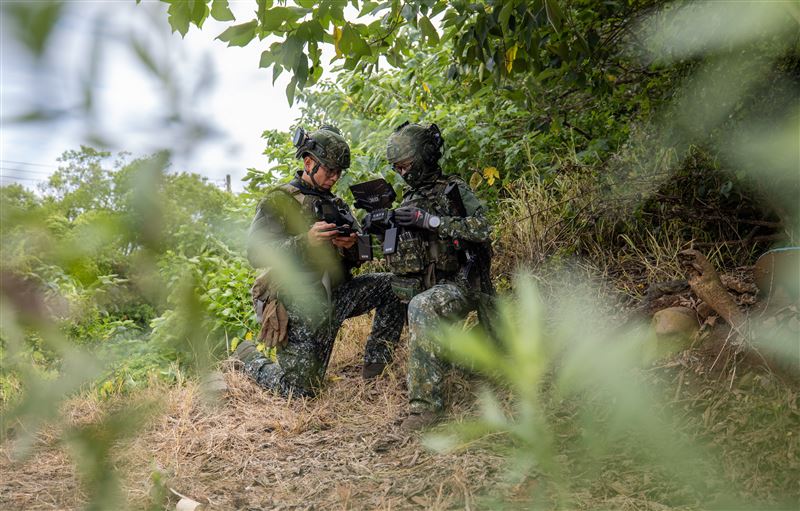 官兵運用無人機進行偵察(圖/軍聞社提供)