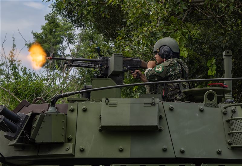 CM34裝步戰鬥車實施火力掩護(圖/軍聞社提供)