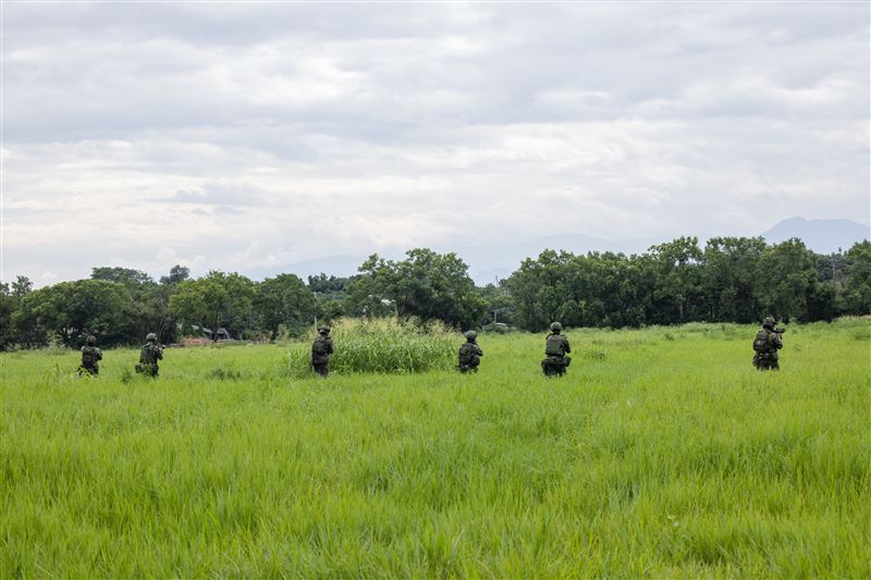 官兵進行搜索,肅清殘存敵軍(圖/軍聞社提供)