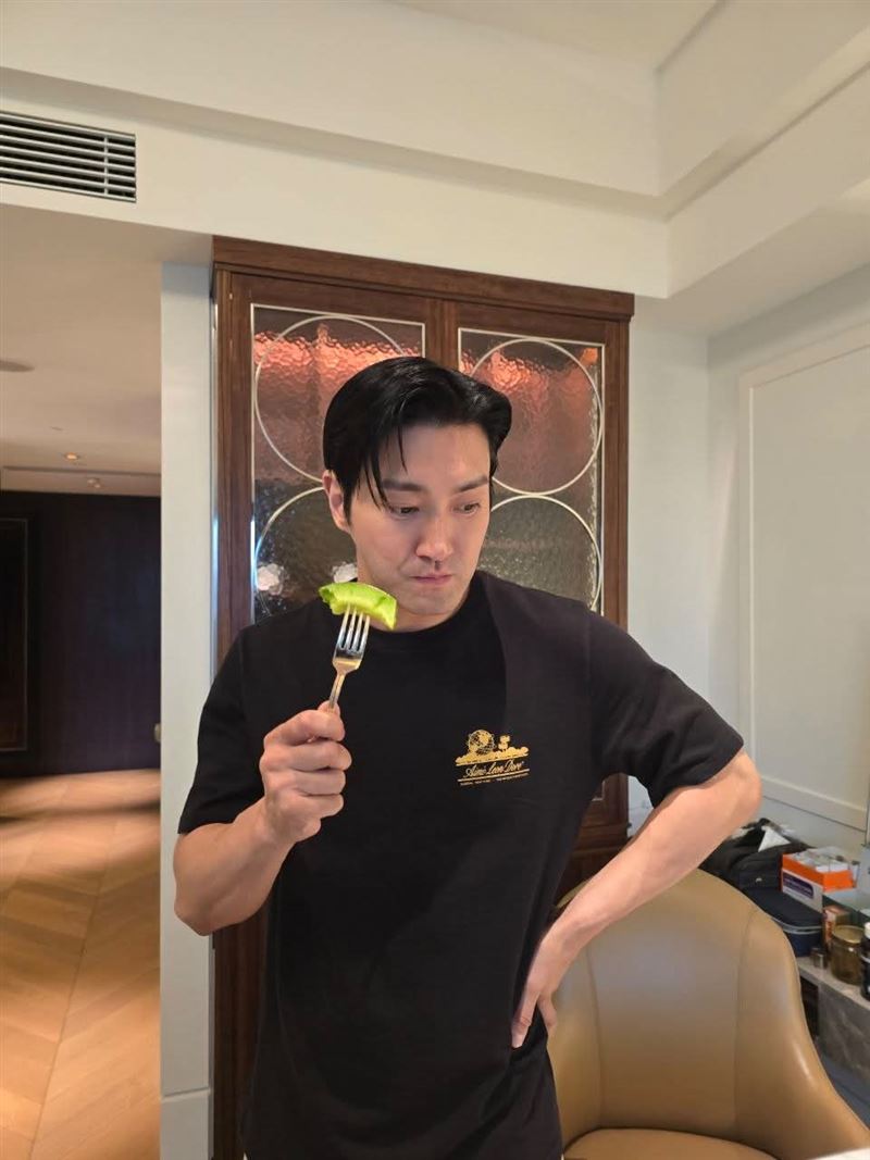 不少網友看到始源吃水果的畫面,笑稱是「台灣水果推廣大使」。(圖/翻攝自Threads @siwonchoi)