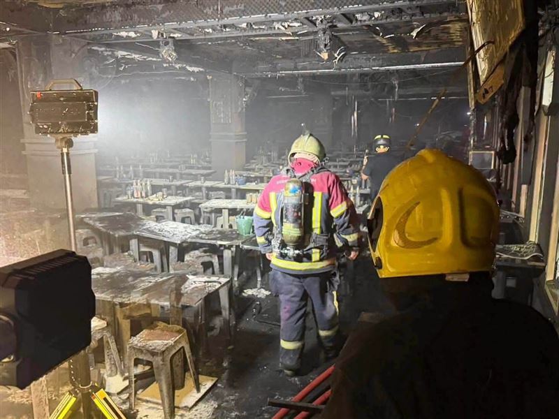 根據警方說法,這起火災是因天花板電線短路引起,罹難者大多死於吸入濃煙。(圖/翻攝自X平台 @The_PattayaNews)