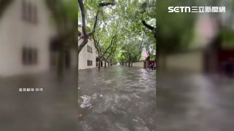 上海市區多地淹成汪洋。(圖/翻攝微博)