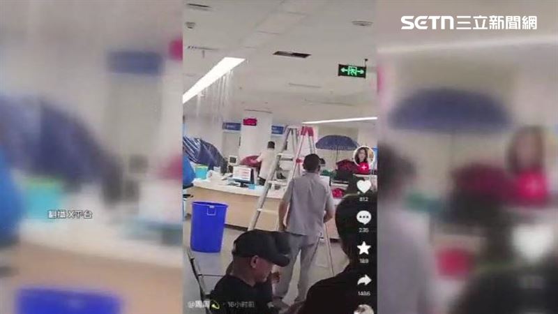 浙江台州中心醫院天花板承受不住豪雨,雨水滲透進來宛如水簾洞。(圖/翻攝X平台)