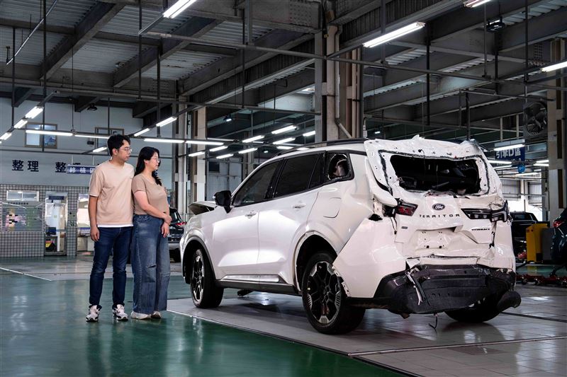 一名The All-New Ford Territory車主的真實經歷,車輛曾遭大型曳引車追撞,所幸車室維持完整,車主與乘員平安無恙。(圖/Ford提供)