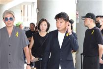 《牽手》演員來看王凱了！謝承均忍淚告別