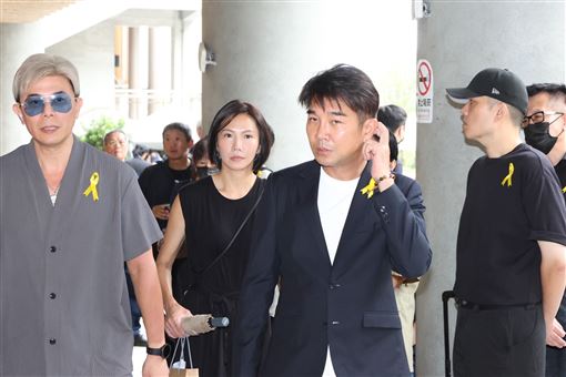 《牽手》演員來看王凱了！謝承均忍淚告別