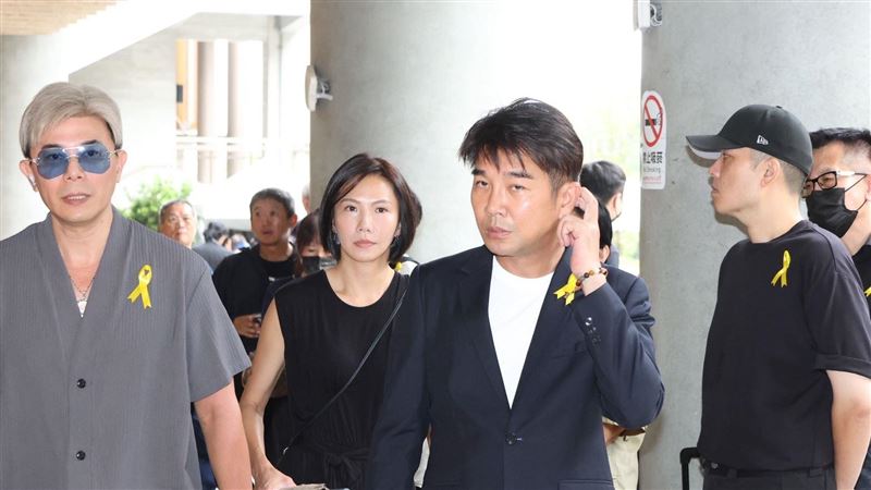 大牙、馬幼興、謝承均出席王凱告別式。(圖/記者田俊彥攝影)