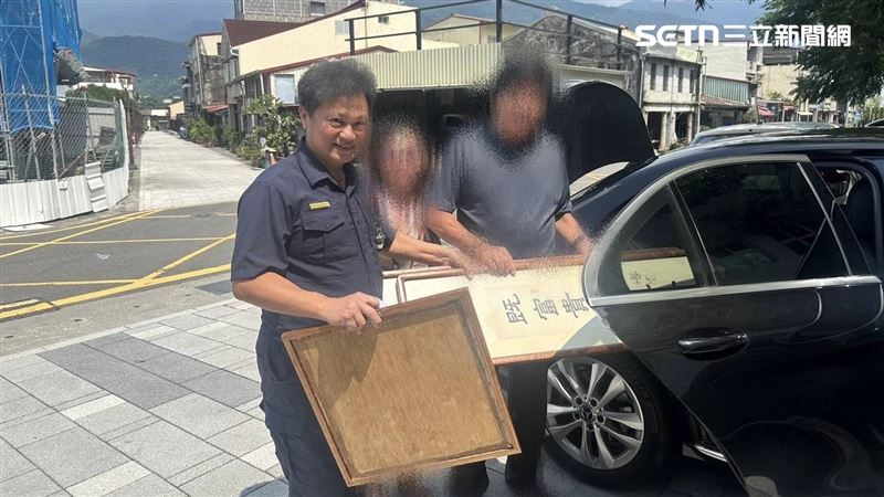 陳文龍取回被偷的畫作。(圖/翻攝畫面)