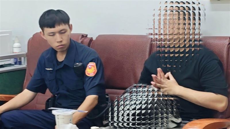 阿宏被帶回派出所安撫心情,所幸最後在員警關懷下心情逐漸平復。(圖/翻攝畫面)