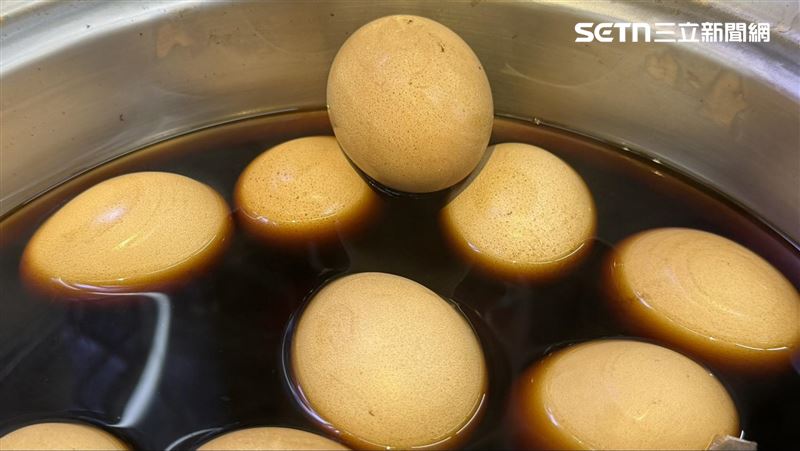 萊爾富黑卡會員可領1元茶葉蛋、1元瓶裝水優惠券。(圖／記者賴俊佑攝影）