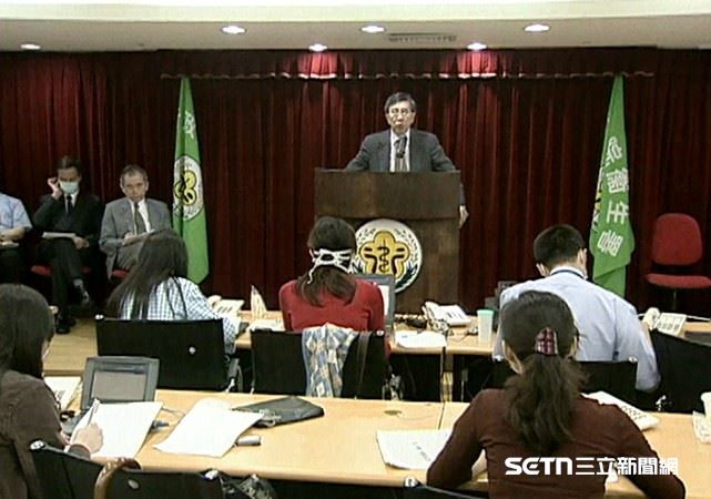 本來人在美國參加母校約翰霍普金斯大學「傑出校友獎」頒獎典禮的李明亮,因台灣SARS疫情急遽惡化,接連收到國內電話催促返台。心繫家鄉疫情的他,典禮一結束便匆匆收拾行李,甚至連母校特地為他舉辦的慶祝晚宴都沒有參加,就趕搭班機返台投入防疫。(圖/資料照)