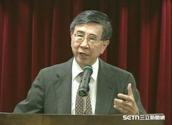 前衛生署長李明亮對台灣醫療與公共衛生貢獻深遠,包括推動遺傳醫學、醫學教育與全民健保制度改革,2003年SARS疫情期間更臨危受命擔任抗煞總指揮,帶領團隊站上防疫第一線。(圖/資料照)