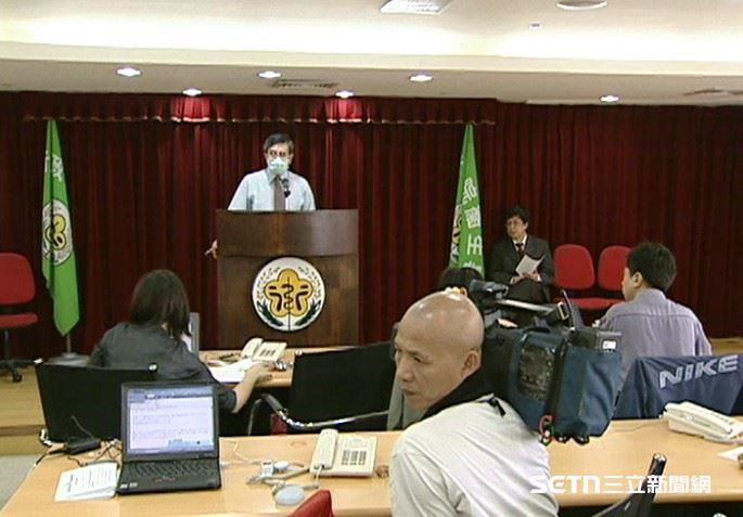 對於當年的抗煞防疫,李明亮一路走來始終不居功,更曾說:「沒有英雄,只有謙虛、謙虛、再謙虛。」即使在疫情最危急時臨危受命扛起總指揮重任,他仍將成果歸功於所有投入防疫的人,甚至感謝政府給了自己一個「服務大家的機會」。(圖/資料照)
