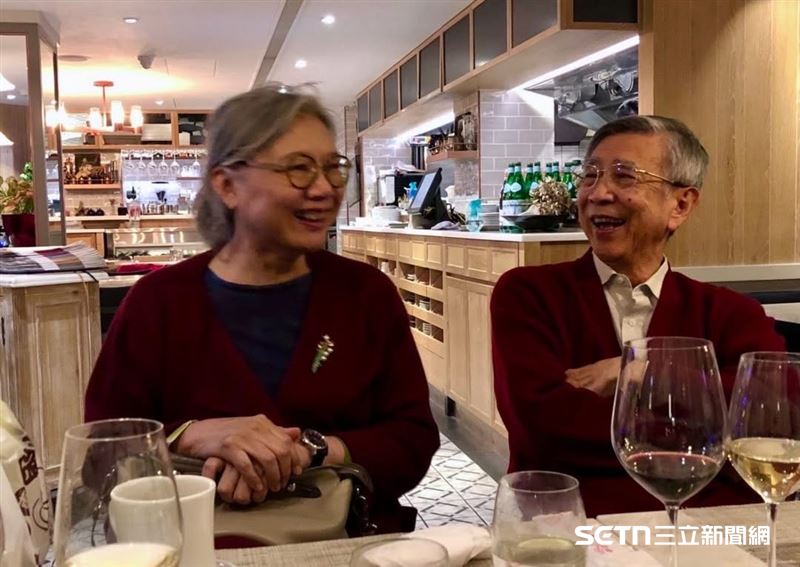 李明亮一路走來最感謝的人之一,就是陪伴他走過大半輩子的愛妻廖雅慧。尤其在SARS抗煞最艱難的日子裡,李明亮全心投入防疫、承受龐大壓力,廖雅慧始終默默守在身後,成為他最重要的支持與依靠。遺憾的是,今年5月廖雅慧先一步離世,留下相伴多年的丈夫。(圖/張正傑老師授權提供)