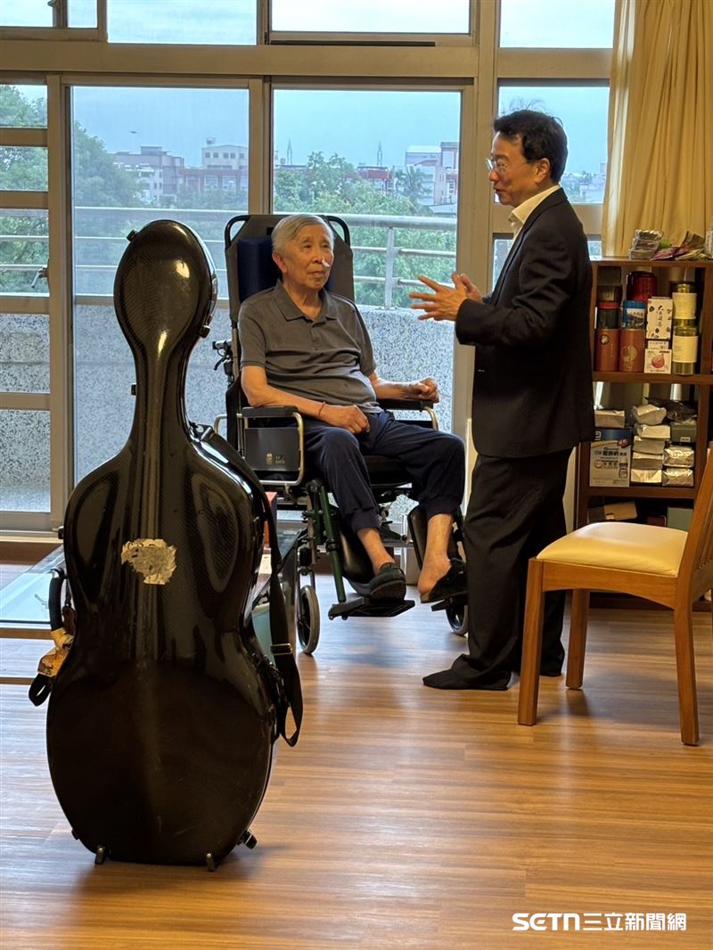 張正傑語重心長地表示,李明亮不是一個為了名利或官位而做事的人,而是在國家需要他的時候,一次又一次選擇站出來。從醫學教育、健保改革到SARS防疫,他始終把「能為大家做什麼」擺在自己前面,也因此讓張正傑由衷敬佩,更希望台灣人不要忘記他曾經的付出。(圖/張正傑老師授權提供)